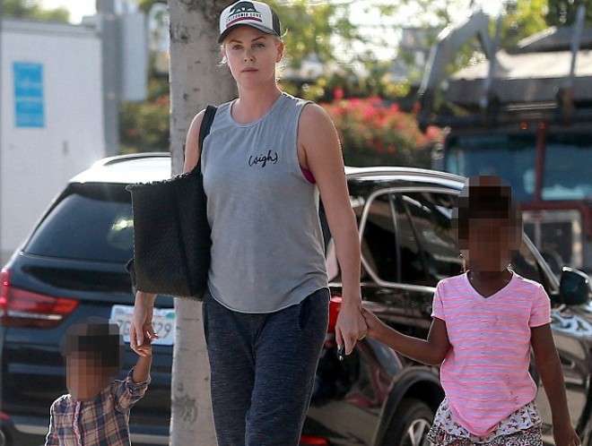 Şarliz Teron övladları ilə - fotolar