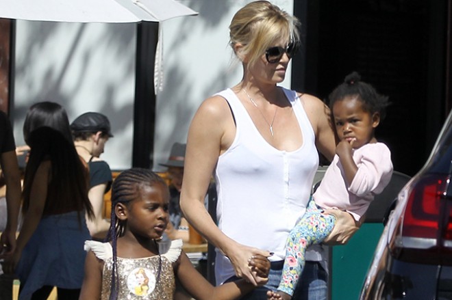 Şarliz Teron övladları ilə paparatsilərin hədəfində - foto