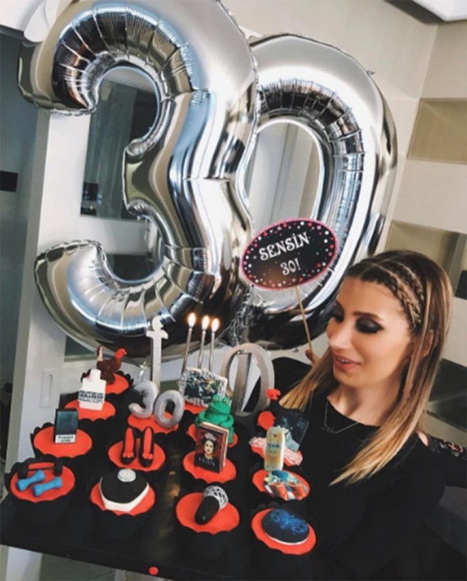 İrem Derici 30 yaşını sevgilisinin ailəsiylə qeyd etdi - foto