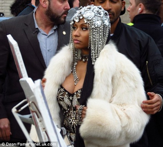 Niki Minaj klip çəkdirir: “Çöl çox soyuqdur”