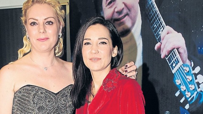 Kayahanın həyat yoldaşı ilə qızı eyni səhnədə