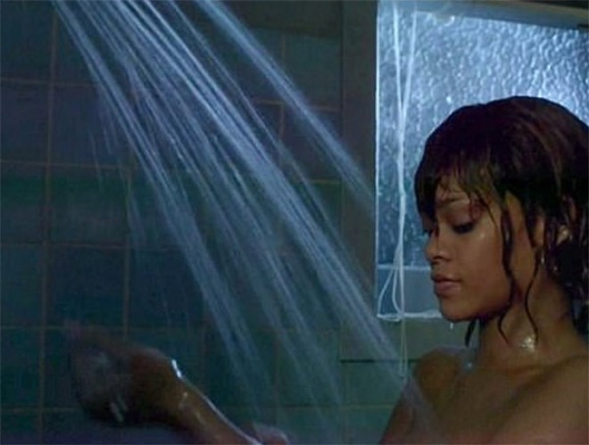 Rihannanın hamamda duş qəbul edən zaman çəkilmiş fotoları yayılıb