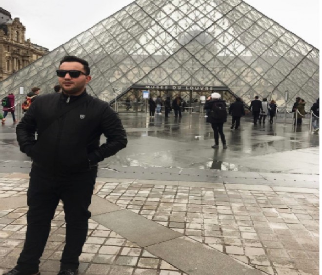 Ayaz Qasımov Luvr muzeyinin önündə - foto