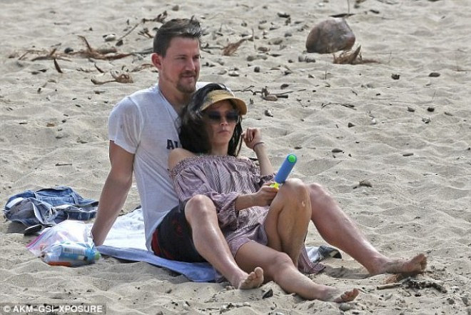 Birlikdə sahildə uzanıb dənizi seyr etdilər