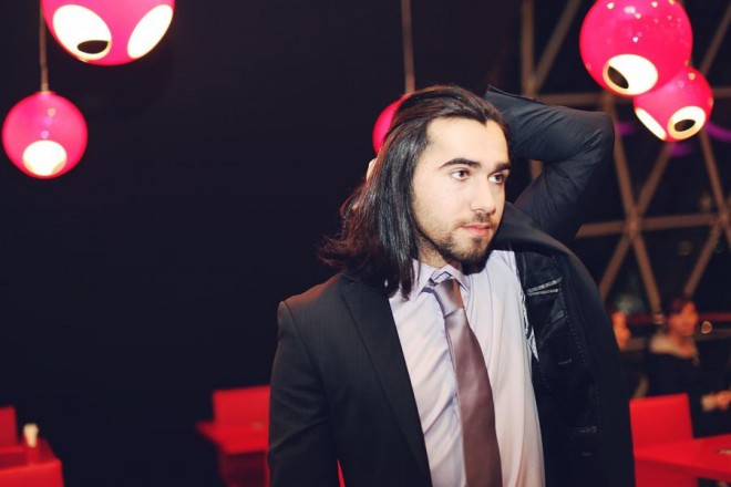 Çingizin yataqda fotosu