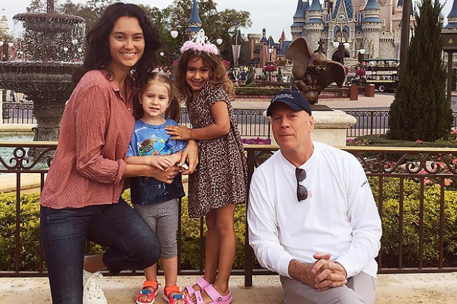 Bryus Uils gənc arvadını Disneylendə aparıb