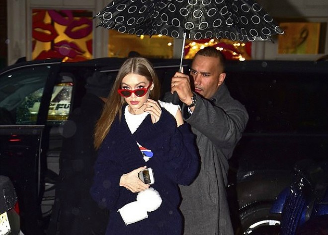 Cici Hadid cangüdəni ilə gəzdi
