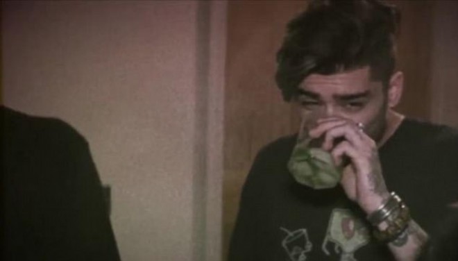 Zeyn yeni klipində spirtli içki içib, siqaret çəkdi - video