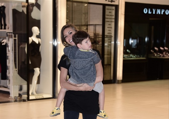 Çağla Şikel oğlu ilə alış-verişdə