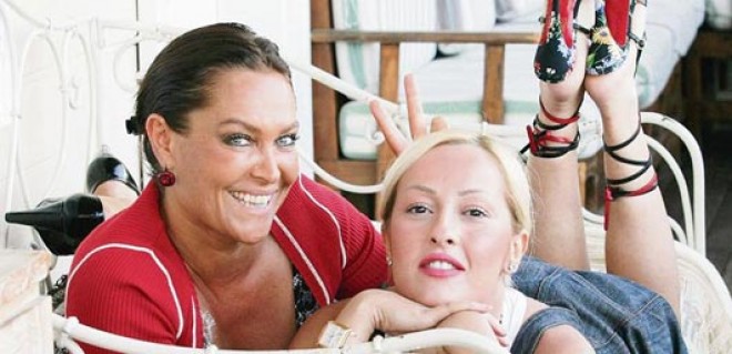 Hülya Avşardan bacısına jest