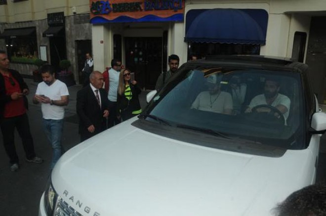 Kıvanç Tatlıtuğ ərəb heyranlarının izdihamı ilə qarşılaşdı - fotolar