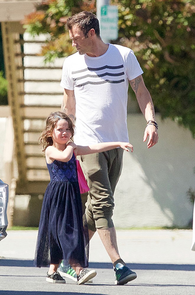 Meqan Foks yenə oğlunu qız kimi geyindirdi