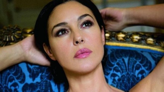 Monika Belluççi yarıçılpaq fotosessiyasını paylaşdı