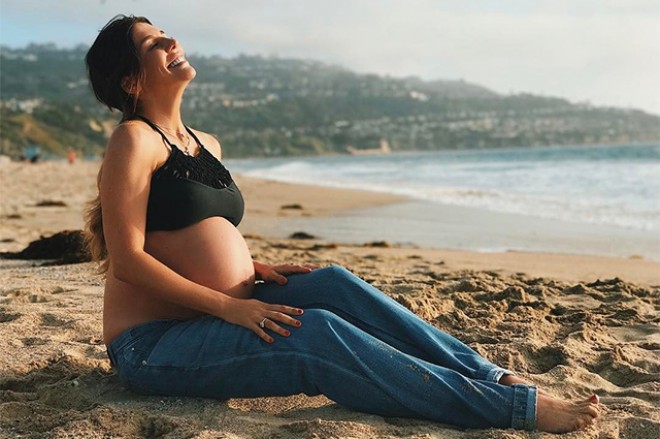 Ana olan Anna Sedakova bikinidə fotolarını paylaşdı