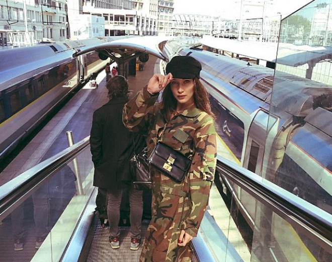 Bella vağzalda əsgər geyimində görüntülənib