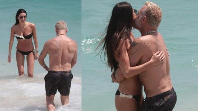 İtaliyalı milyonçu çimərlikdə qadınların əhatəsində