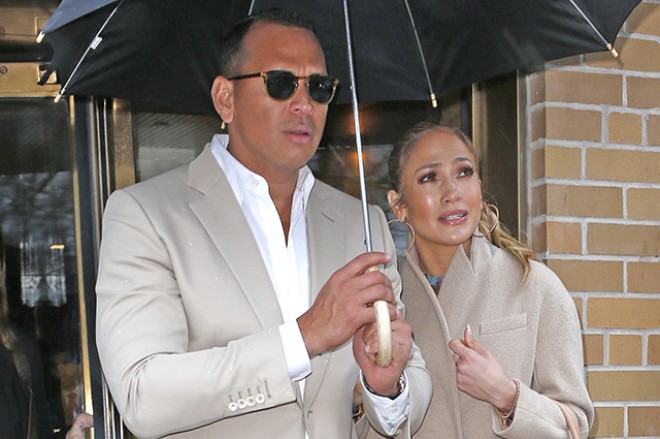 Cennifer Lopez və sevgilisi restorandan çıxarkən - foto