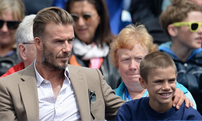 Devid Bekhem oğlu ilə birlikdə çiy yumurta içdi - video