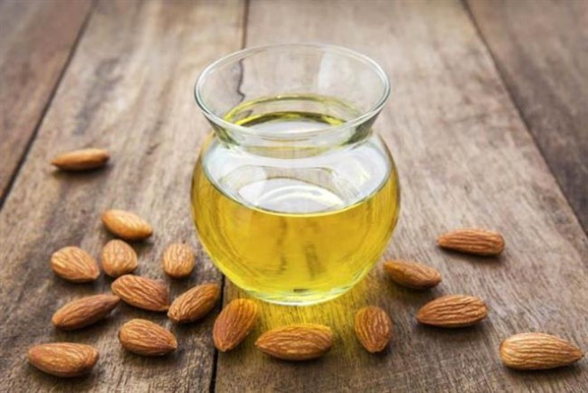 Qara nöqtələrə qarşı limon və badamlı maska