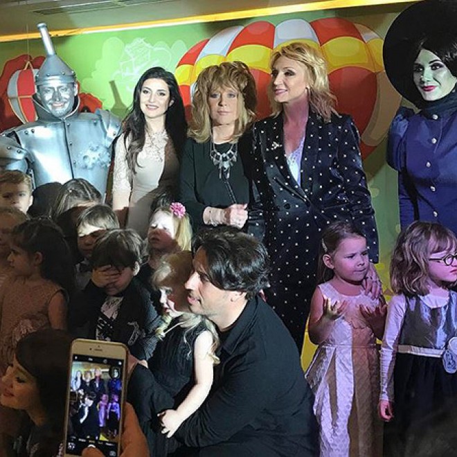 Alla Puqaçova nəvəsinin ad günündə