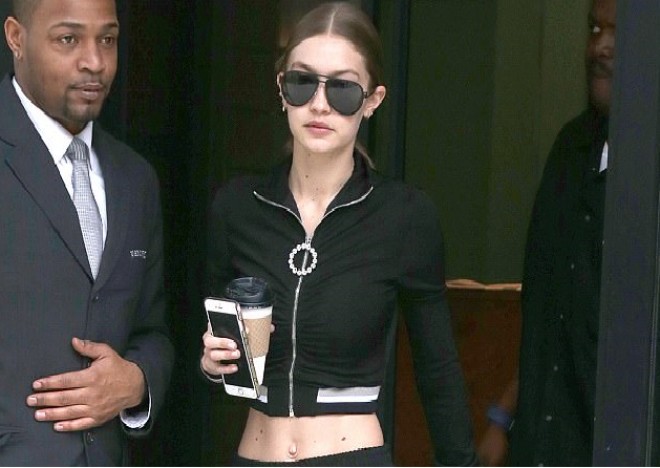 Cici Hadidin göbəyiaçıq geyimi