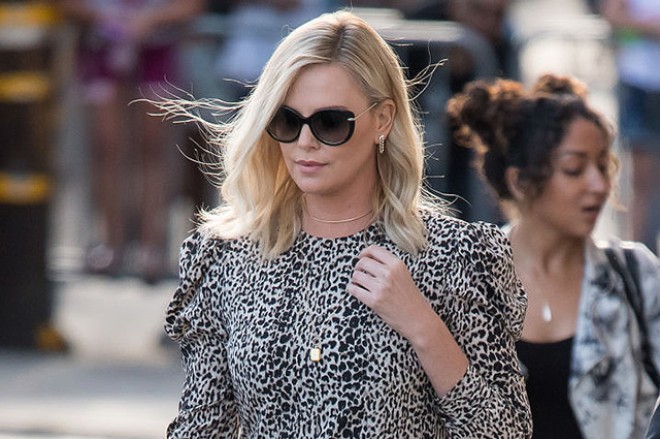 41 yaşlı Şarliz Teron paparatsilərin hədəfində - fotolar