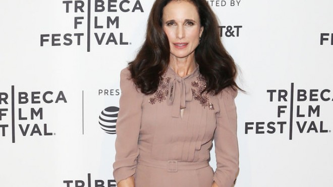 &nbsp;59 yaşlı aktrisa ilk dəfə açıq səhnələrdə rol aldı - video