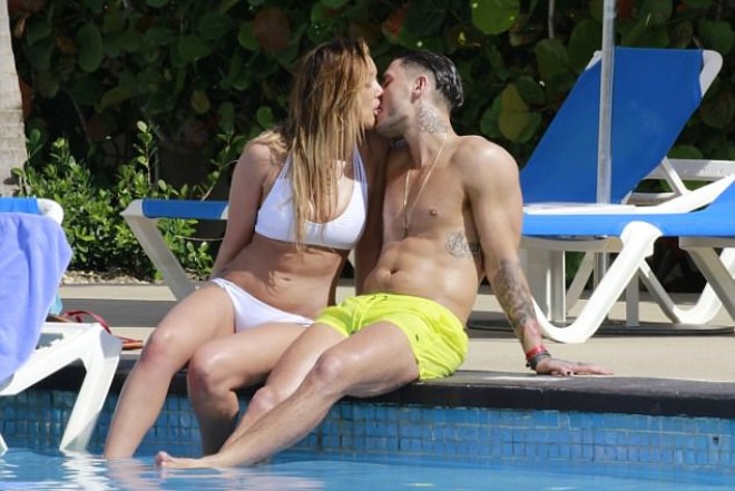 Hovuzda sevgilisi ilə romantik dəqiqələr keçirdi