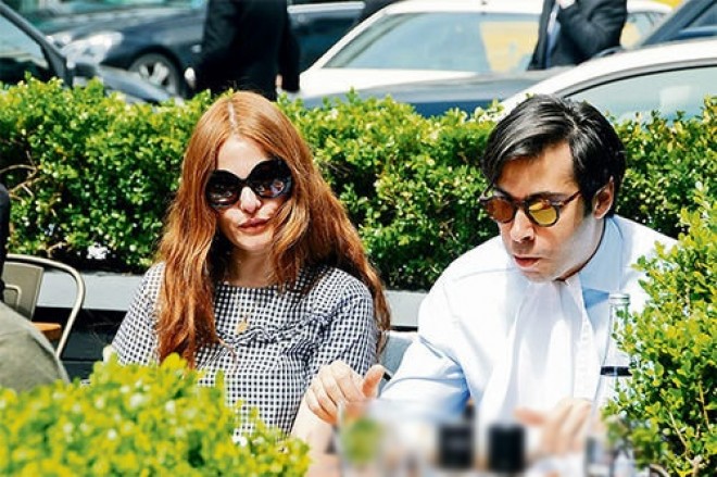 Naz Elmaz öpüşərkən görüntüləndi