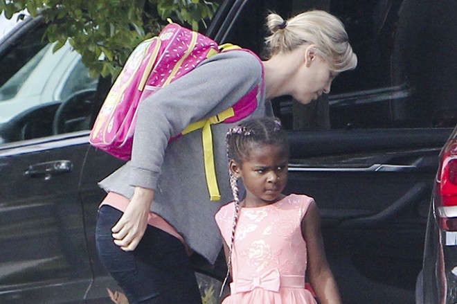 Şarliz Teron oğluna çəhrayı don geyindirdi - fotolar