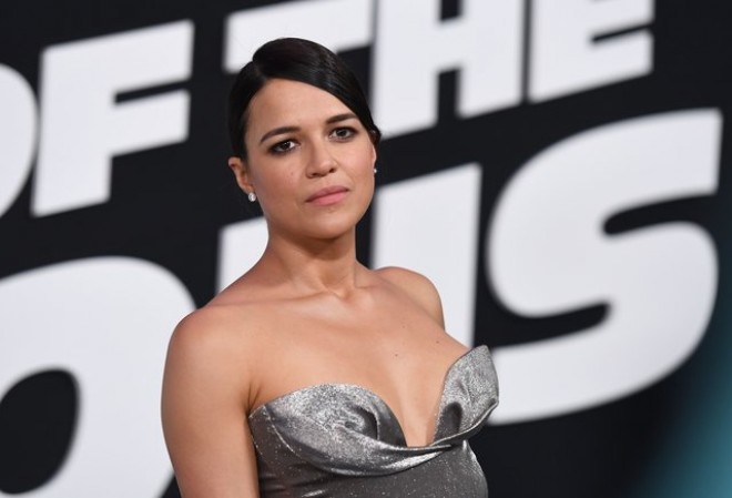 “Forsaj 8”in premyerasına dərin sinə dekolteli libasda getdi - fotolar