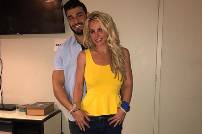 Britni Spirs sevgilisinin çiyninə çıxıb... - video