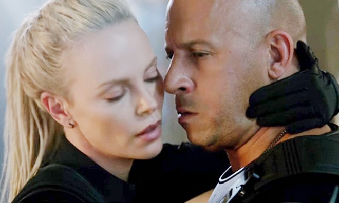 Aktyordan Şarliz Terona: "O az qala mənim dodaqlarımı yemişdi”