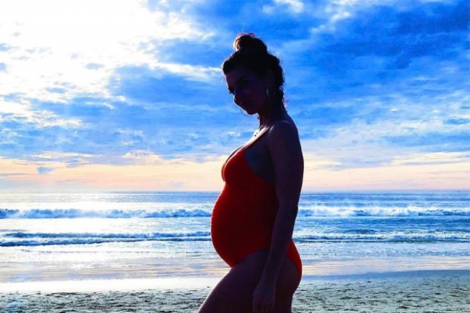 Hamilə olan Anna Sedakova bikinidə - fotolar