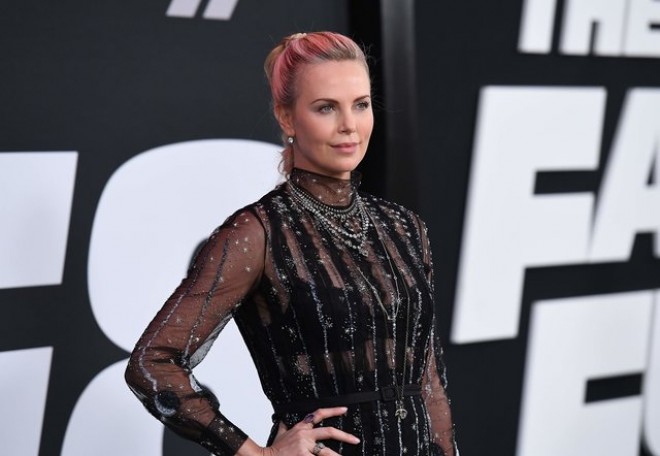 Təqdimata gələn Şarliz Teronun alt paltarları görünüdü - fotolar