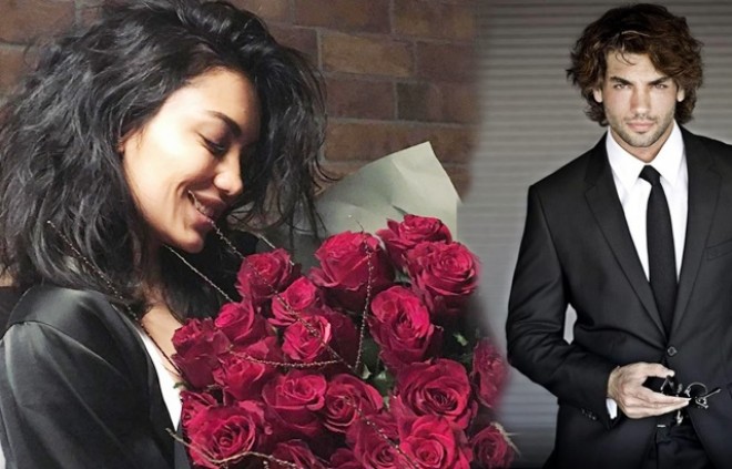 Hər həftə 50 gül yollayır