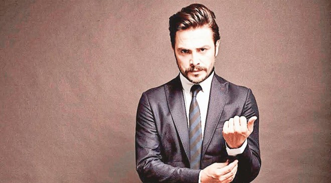 İki qadınla görüntülənən aktyordan açıqlama - fotolar