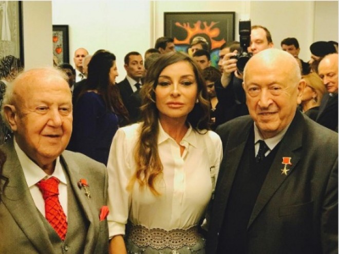 Mehriban Əliyeva qızının sərgisində