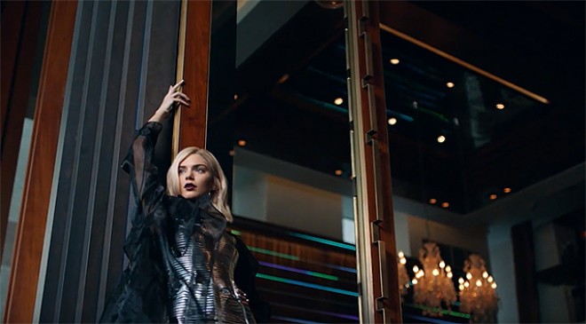 Kendal Cenner saçlarını sarıya boyatdırdı - video