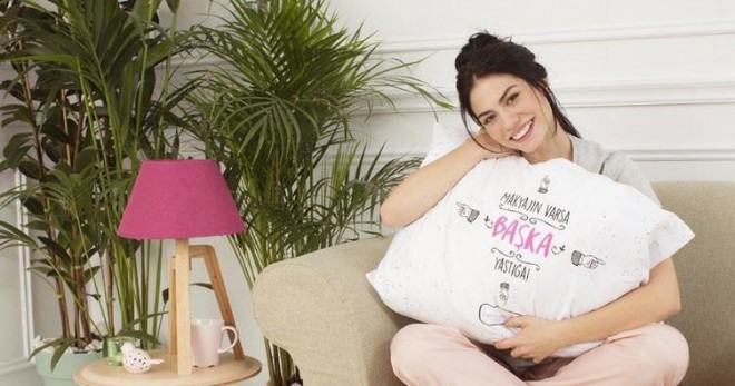 Demet Özdemirdən izləyicilərinə: “Makiyajınızı silin, yatın”