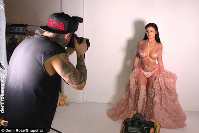 Kaylinin sevgilisi ilə adı hallanan qızın cəsarətli fotoları