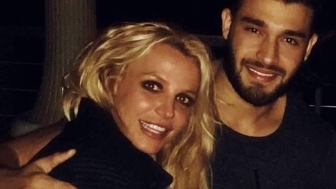 Britni Spirs nişan üzüyünü özü alacaq