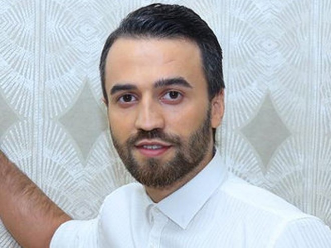 Zamiq yanındakı xanımın üzünü gizlətdi – foto