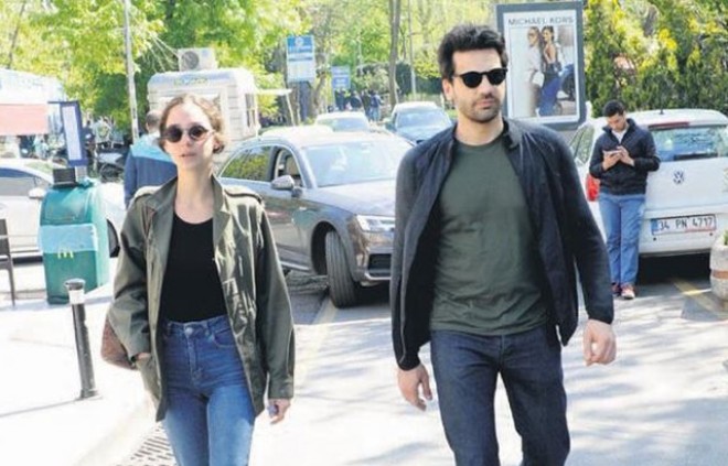 Kaan Urgançıoğlu sevgilisinin ailəsi ilə bir arada - foto