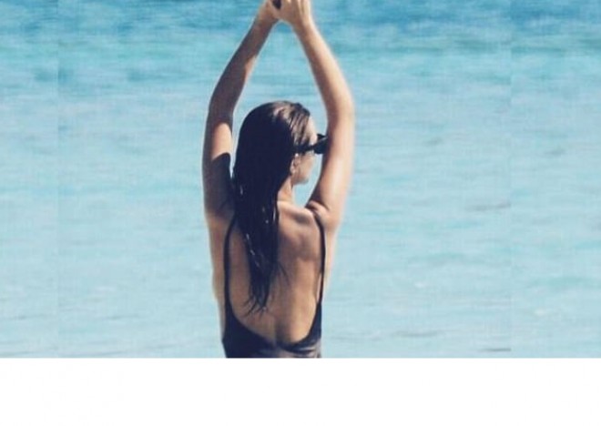 Emili həftəyə çimərlik geyimində başladı