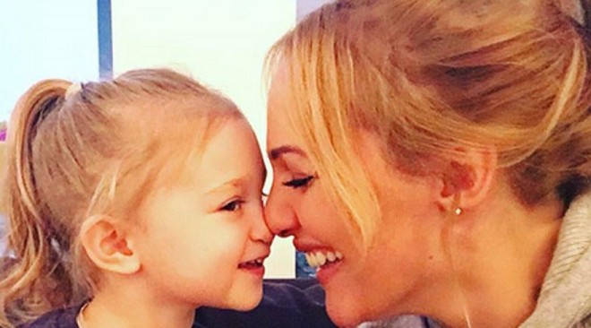 Məryəm Üzərli qızı ilə - video