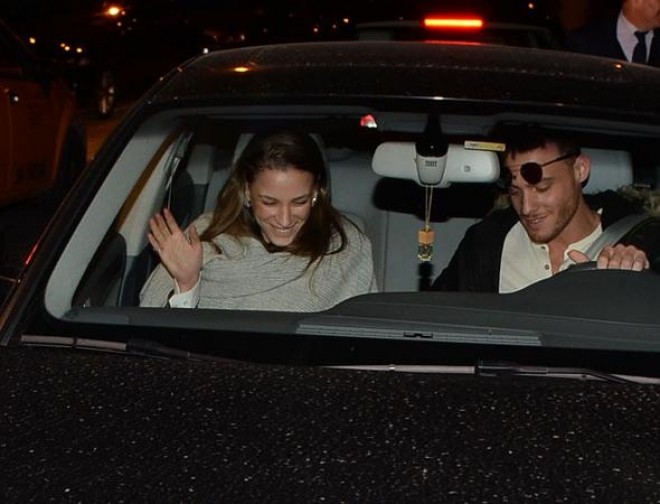 Kerem Bürsin qaranlıqda gün eynəyi taxır - foto