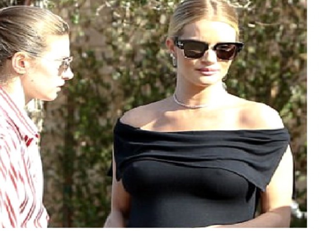 Büsqaltersiz dar libas geyinən model sinəsini gizlədə bilmədi