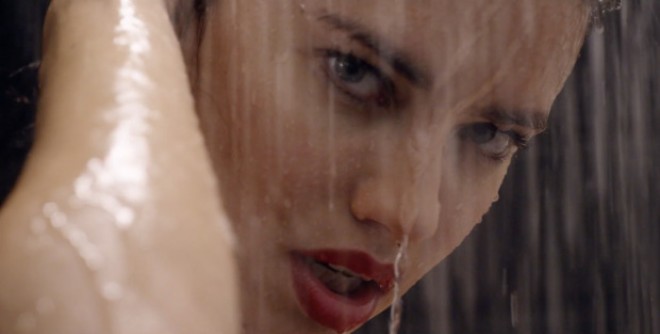 Adriana Lima duş qəbul edərkən - video