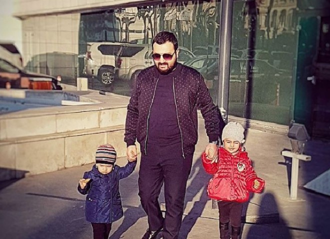 Nazim Məmmədov qızları ilə gəzintidə